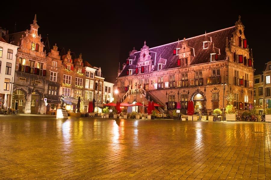 The Grote Markt in Nijmegen with its charming and beautiful brick houses is one of the most beautiful locations in the city.