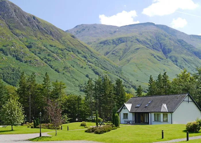 Experience Convenience and Comfort at Fort William Hotels near Train Station